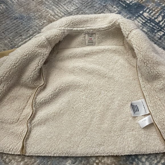 Toddler Old Navy faux Sherpa jacket. Size 3T - Picture 4 of 9
